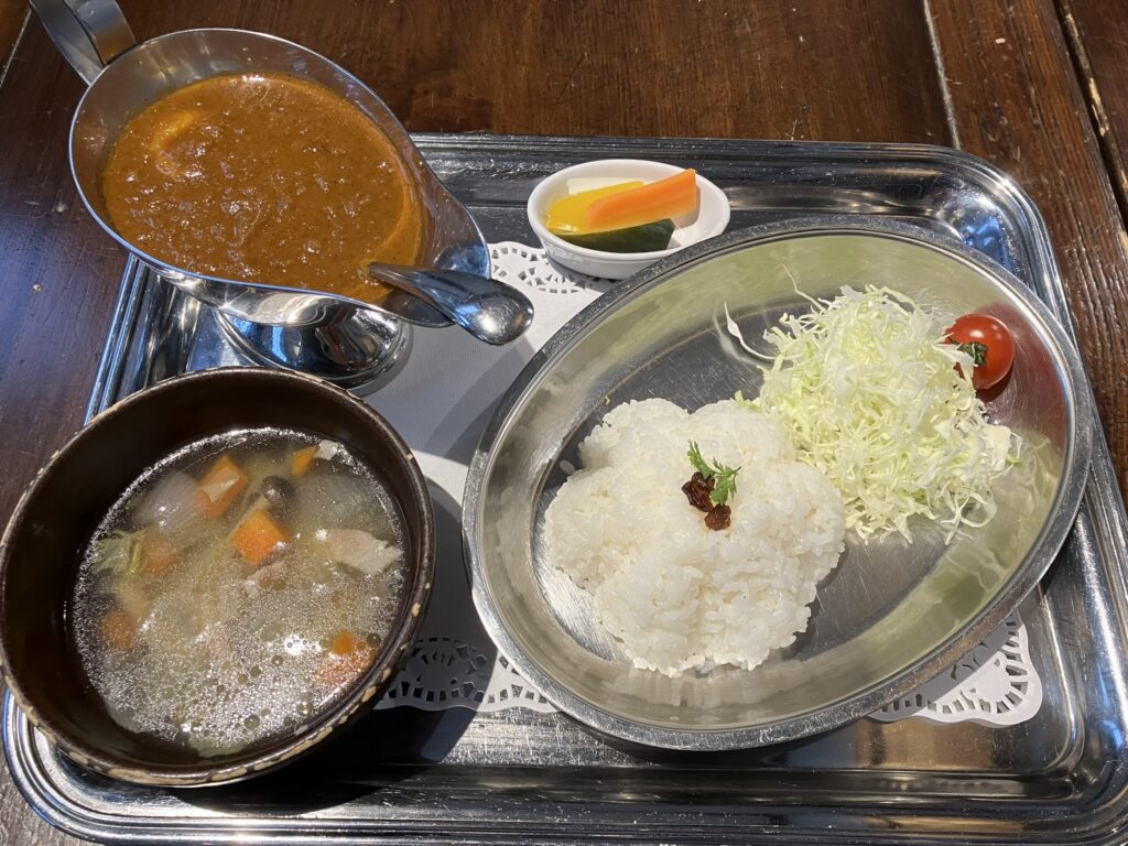 カフェ・レストラン武相荘のカレー＆セットのスープとピクルス