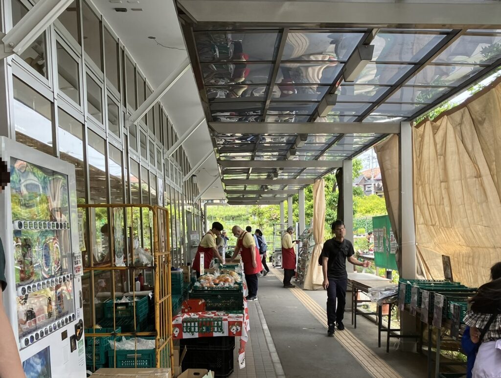 セレサモス麻生の店舗前に並ぶ果物コーナー